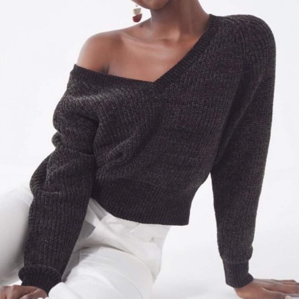 UO Cropped V-Neck Sweater